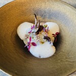 レヴォ - 【⑤アオリイカ】 薪火炙り障泥烏賊(富山県)、細切りマコモダケ(富山県氷見市)、貝のソース、金胡麻、溝蕎麦の花
