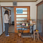 山ト風ト - 店内　玄関ホール　ここにテイクアウトのお弁当などがある　硝子戸の奥が厨房