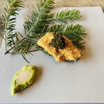 レヴォ - 【⑧カマス】カマス、米(富山県)の衣、キャビア、モミの葉とアボカドのソース