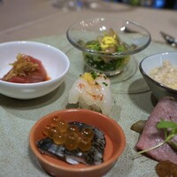 THE CONDER HOUSE - ・中とろのお造り XO 醬
                    ・和牛のローストビーフ 朴葉味噌
                    ・牡丹海老のてまり寿司
                    ・松茸と旬菜のおひたし
                    ・炙り秋刀魚 漬けいくら
                    ・茶碗蒸し 名古屋コーチンのそぼろ餡