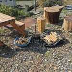 山ト風ト - テラス席横で薪割り