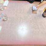 天華 - 年季の入ったテーブル席の様子