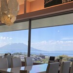 黒酢の郷 桷志田 - 桜島がバッチリ！