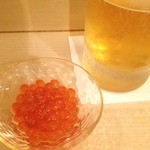 鮨 さいとう - 待ち人来らず先始めてる。
      いくら、この出汁がね、いいのですよ