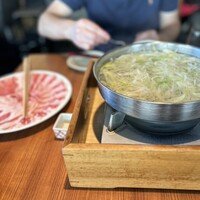 羅豚 ギンザ・グラッセ - 二人分のしゃぶしゃぶ豚肉とネギたっぷり鍋