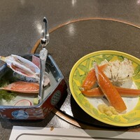 札幌かに家 本店 - カニ刺身(左)と茹でカニ 札幌かに家 本店 - カニ刺身(左)と茹でカニ