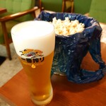 Kanzen Koshitsu Izakaya Kushiyaki Moga Ru - 生ビール 一番搾り、ポップコーン