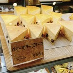 Namiki Cafe Metasekoia - ショーケースの「ベリーのチーズケーキ」