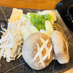 もりつぢ - なんと立派な椎茸。ゴボウ、白ネギ焼き豆腐、玉ねぎ、糸こん、水菜