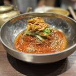 韓国家庭料理フルハウス - ビビン麺
            結構辛いです。お酢をかけてマイルドに。
            4人でシェアしても充分な量でした。
            生マッコリはヤカンで。飯盒炊爨のようなカップでいただきます。