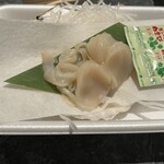 魚屋 Fish.K - ホタテのお造り！　せっかく下に貝殻を置いてくれているのに、、、。　