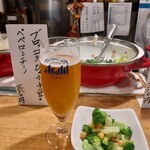 Hanashinobu - 「小生ビール」通称「こなま」そして後ろに映る「ブロッコリー・ひょう子豆のペペロンチーノ」ニンニク香るピリ辛ね逸品。
