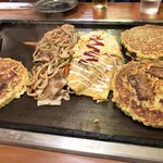 お好み焼 どんどん - 豚たま、すじこん、豚モダン＆焼きうどん、オムそば