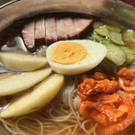 友琉館 - 冷麺¥1,210焼豚・胡瓜・キムチ・林檎・ゆで卵具沢山でコシの強い美味しい冷麺量も多め