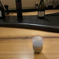 Iron Bay - ウェルカムドリンク　スモークされており指で風船を割って飲みます