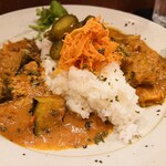 curry but curry - 2種のあいがけカレー
            トッピング：ハラペーニョピクルス