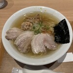 ラーメンWalkerキッチン - 地鶏とホタテの塩チャーシュー麺