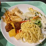 スマイルホテル - サラダ、スパゲッティ、肉だんご、笹かまぼこ、きんぴら