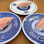 無添くら寿司 - 大トロ1貫355円　お皿違うけど3つとも大トロ。