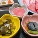 Sukiyaki Shabushabu Sumire - 【小鉢】 わかめの酢の物、なすの揚げ浸し、桜漬け