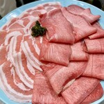 Sukiyaki Shabushabu Sumire - 左が国産豚、右が牛たん
