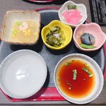 Sukiyaki Shabushabu Sumire - お鍋の他に小鉢が付きます
                      手前はポン酢(左)とお鍋の出汁で頂く用のお椀(右)