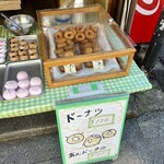 西村甘泉堂 - ドーナツは買うと砂糖をその場でまぶしてくれるそうです。