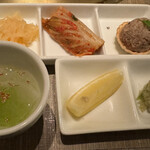 焼肉の名門 天壇 - 前菜、水キムチ、タンのねぎ塩