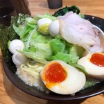 家系 らーめん 實家 - ニンニク背脂ラーメン。インスタフォローサービスで100円以下のトッピングプレゼントの味玉追加(デフォは半玉)