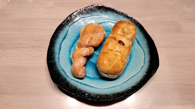 おいしいパンとコーヒー。本好きな人もおすすめです。 : ぶどうの木の写真