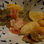Unknown - ドライフルーツ。いちじく、パイナップル、マンゴー、ぶどう、キウイ、あとオレンジ色のはなんだったか…