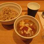 スープ ストック トウキョウ - 手前：ゴッホの玉葱のスープ　奥：キヌア玄米