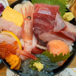 Nishiyo - ”にし与丼”のTopView、“海鮮”が１１種類入っています。