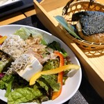 CANAL-FOOD'S DEPARTMENT - 豆腐のカリカリじゃこサラダ580円と焼きおにぎり鮭バター 400円