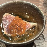 天ぷら たけうち - やいとがつおの藁焼き、イクラの醤油漬け、もずく