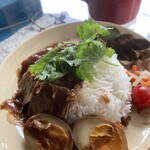 タイ料理AOW - タイ風蒸し豚のせゴハン。カオムーデン