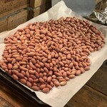 BARU 竹末 - 常連さんが育てた落花生(仕込み中)