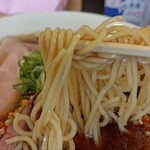 ラゥメン大地 - 麺は角細麺。ほぼストレートのようなタイプ