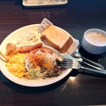 ホテル AU 松阪 - ◯ホテルの朝食
洋食の朝食となる
パン、ソーセージ、スクランブルエッグ
フライドポテト、マカロニサラダがあり
ドリンクはセルフサービスでコーヒーやジュースがある