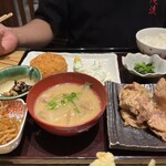 Torafuku - 選べる2種盛り定食　月見メンチカツと生姜焼き