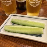 丸万焼鳥 - もも焼きに付くきゅうり