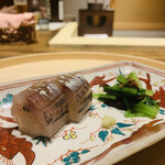 温石 - ②【凌ぎ】
      鯵棒寿司、壬生菜のお浸し、自家製マスタード添え