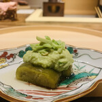 温石 - ①【先付】
      焼き茄子、ずんだ豆のタタキのせ