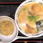 日高屋 - 半チャーハンセット（とんこつラーメン）＋味付け玉子