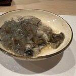 うを徳 - サロマ湖の生牡蠣と焼津の生しらすのカルパッチョ（バルサミコ酢とスペインのオリーブオイル使用）