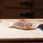 鮨 さいとう - 鯵　まず上のネギがうまい　食べた瞬間に脳がウマいと反応してしまう　2回咀嚼したらわかる　やばいやつだと　噛めば噛むほどうまい　気づいたら口から消えている