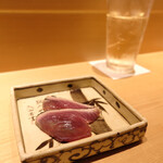 鮨 さいとう - 戻り鰹　オーロラのような火入れが素晴らしい　鼻に抜けていく香りと味が最高のハーモニー