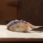 鮨 さいとう - 秋刀魚　とろける　しっかりと脂の乗った身を支えるようにサンドされているネギ、そしてシャリが三位一体となり脳を刺激してくる