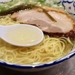 名古屋驛麺通り醐りょう 函館らーめん - あっさりシンプルなスープ