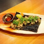 いざかや しん - カキにはもみじおろしと酢橘がよく合います(o^^o)